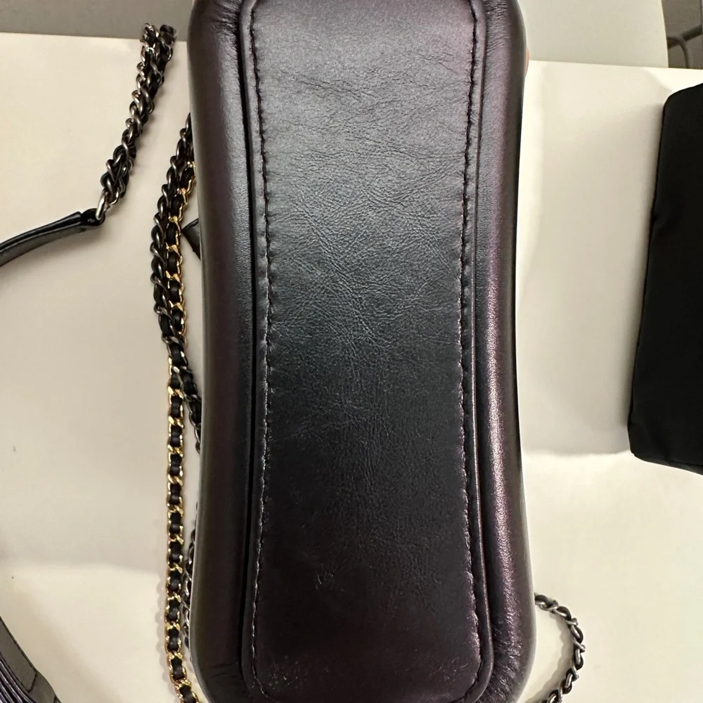 Chanel small Gabrielle hobo in black iridescent aged calfskin - Picture 14 of 17